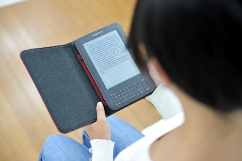 眠る前の読書、電子書籍ならペーパーホワイトの方が良い？